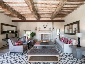 Fernseher, Kamin, DVD-Player