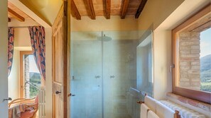 Bathtub, hair dryer, towels, shampoo - Villa Torre - Perugia (Perugia)