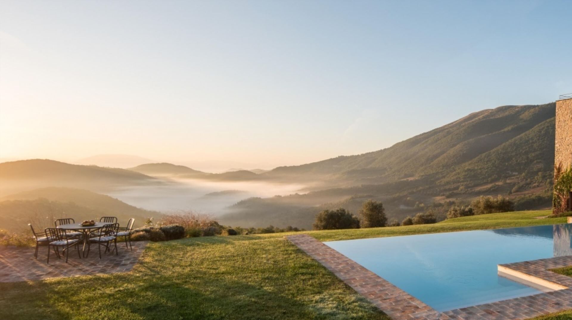 Et evighetsbasseng og solsenger