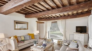 Ein Wohnzimmer mit einer Couch, einem Couchtisch und einem Fernseher.