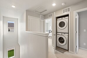 Interior - Trendy Townhome 20 minutes to Fort Collins, Greeley, and Windsor (Ault)