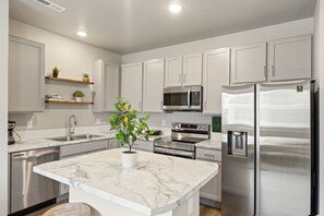 Fridge, microwave, oven, stovetop - Trendy Townhome 20 minutes to Fort Collins, Greeley, and Windsor (Ault)