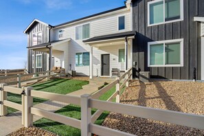 Exterior - Trendy Townhome 20 minutes to Fort Collins, Greeley, and Windsor (Ault)