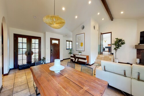 Casa Vista! Stunning Direct Hollywood Sign Views!!