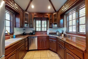Private kitchen - Casa Vista! Stunning Direct Hollywood Sign Views!! (Los Angeles)