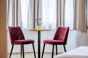 Ropa de cama hipoalergénica y caja de seguridad en la habitación