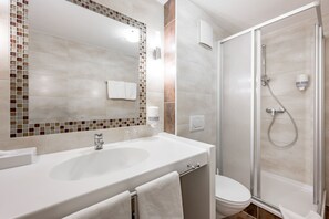 Traditional Double Room | Bathroom | Shower, hair dryer, towels, soap