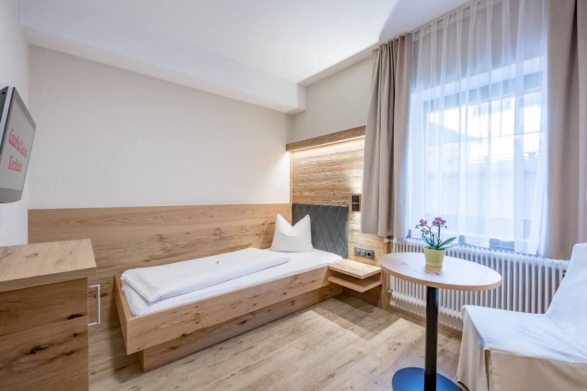 Single Room | Peralatan tempat tidur hipoalergenik, peti besi dalam bilik 