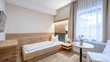 Single Room | Hypo-allergenic bedding, in-room safe, free WiFi, bed sheets