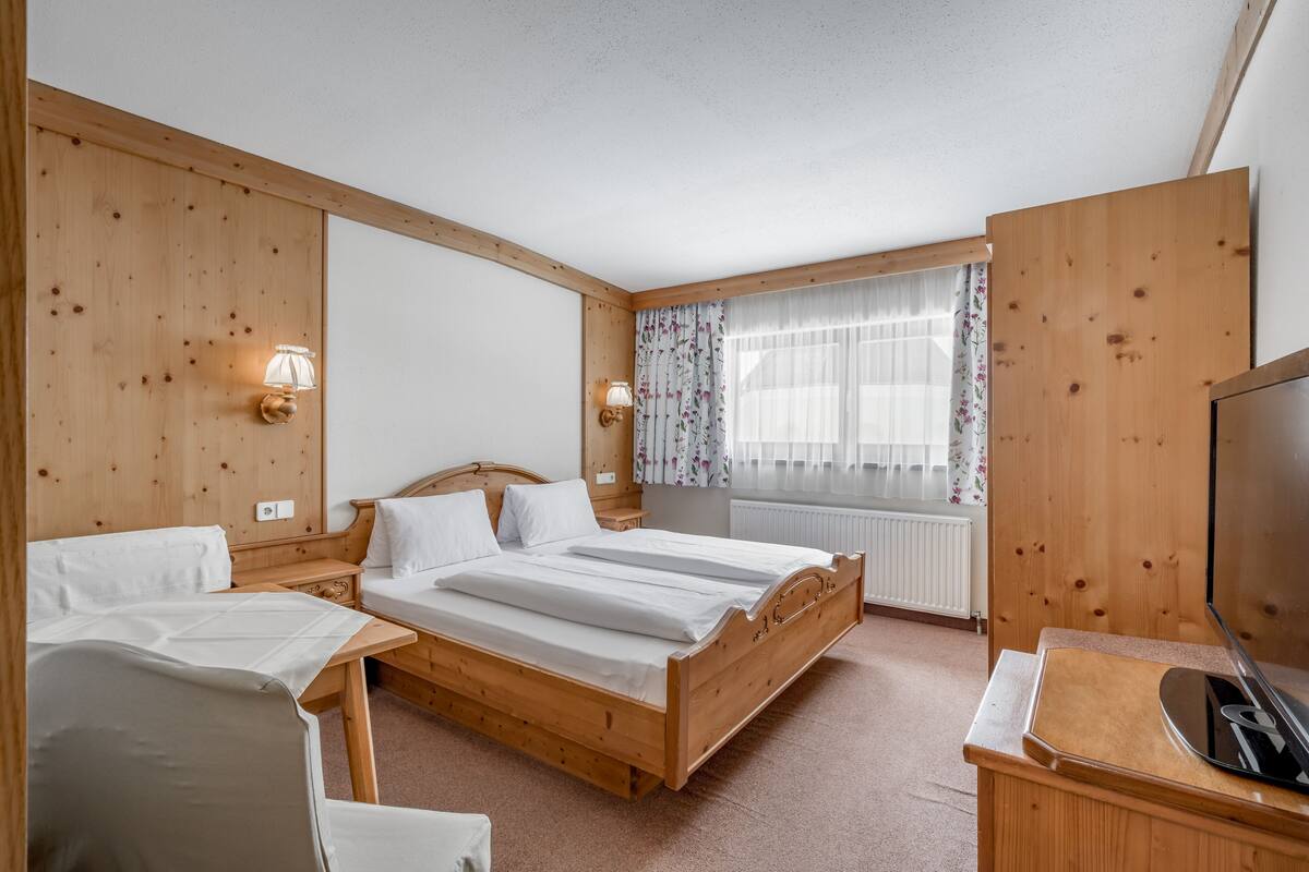 Double Room | Peralatan tempat tidur hipoalergenik, peti besi dalam bilik 