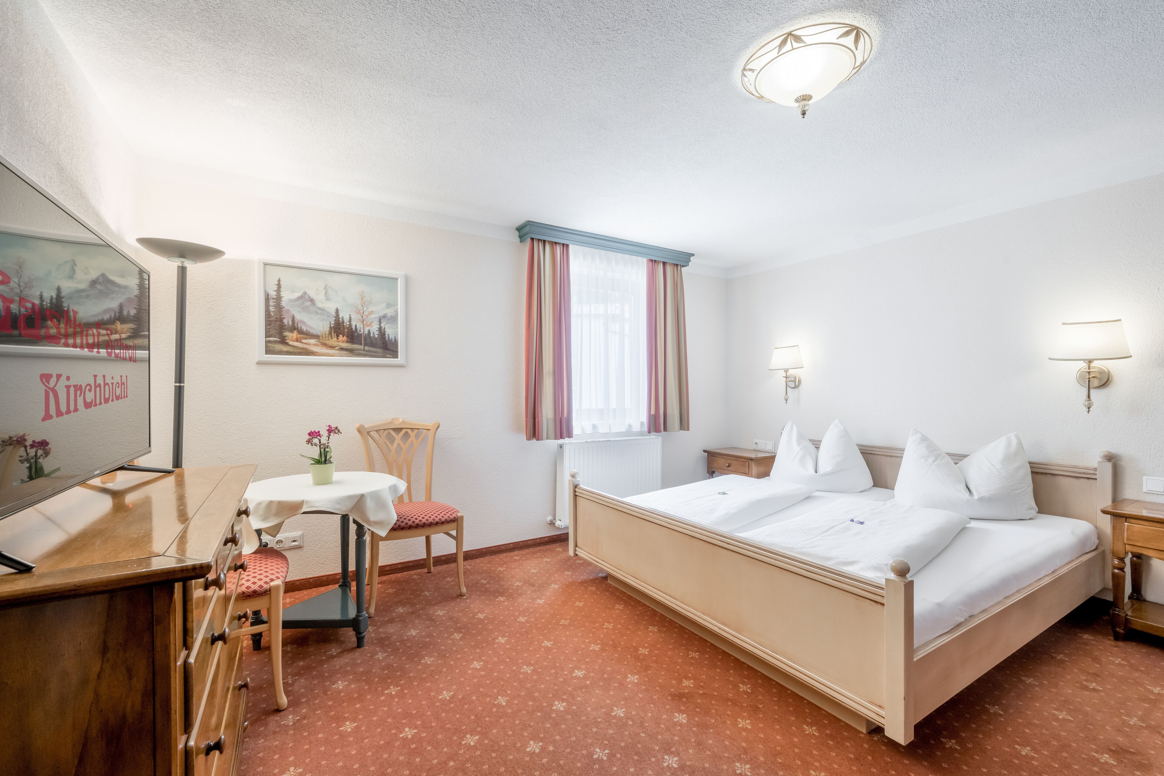 Ropa de cama hipoalergénica y caja de seguridad en la habitación 