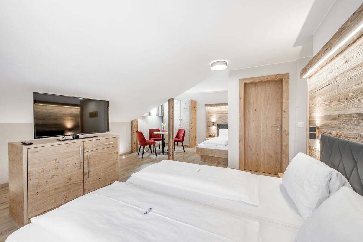 Triple Room | Peralatan tempat tidur hipoalergenik, peti besi dalam bilik 