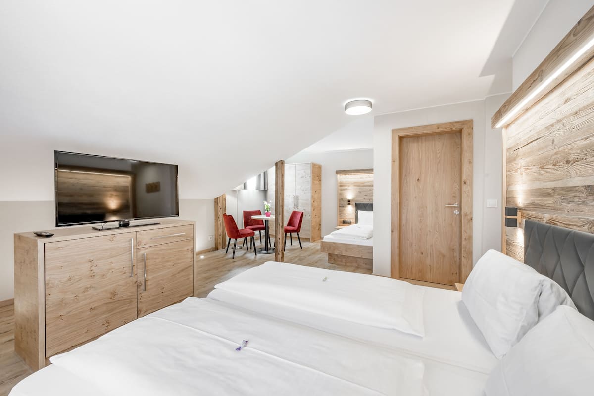 Ropa de cama hipoalergénica y caja de seguridad en la habitación