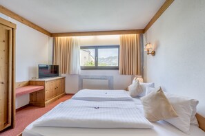 Family Quadruple Room | Hypo-allergenic bedding, in-room safe, free WiFi, bed sheets