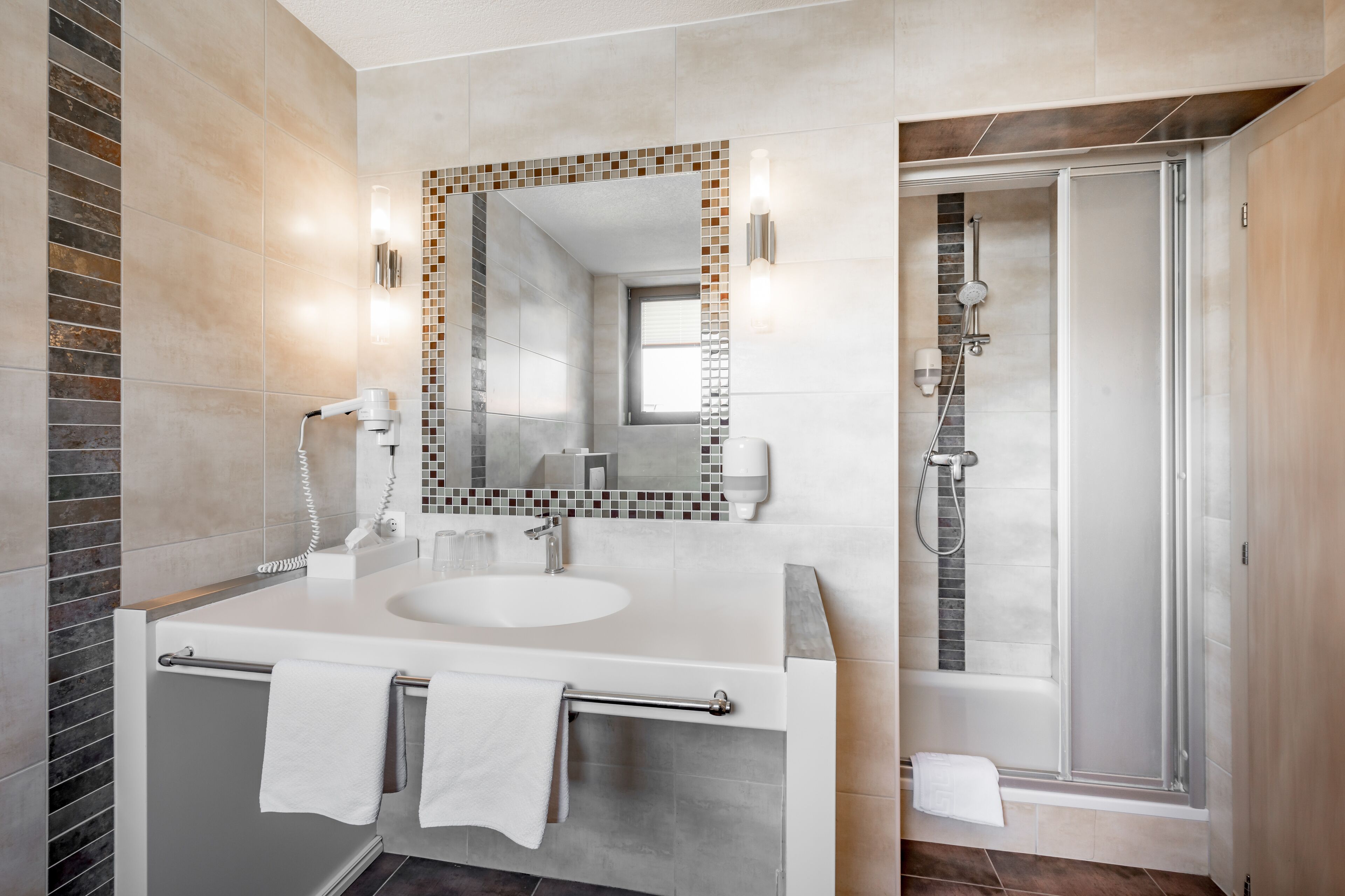 Doppelzimmer | Badezimmer | Dusche, Haartrockner, Handtücher, Seife