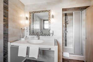 Habitación doble | Baño | Ducha, secador de pelo, toallas y jabón