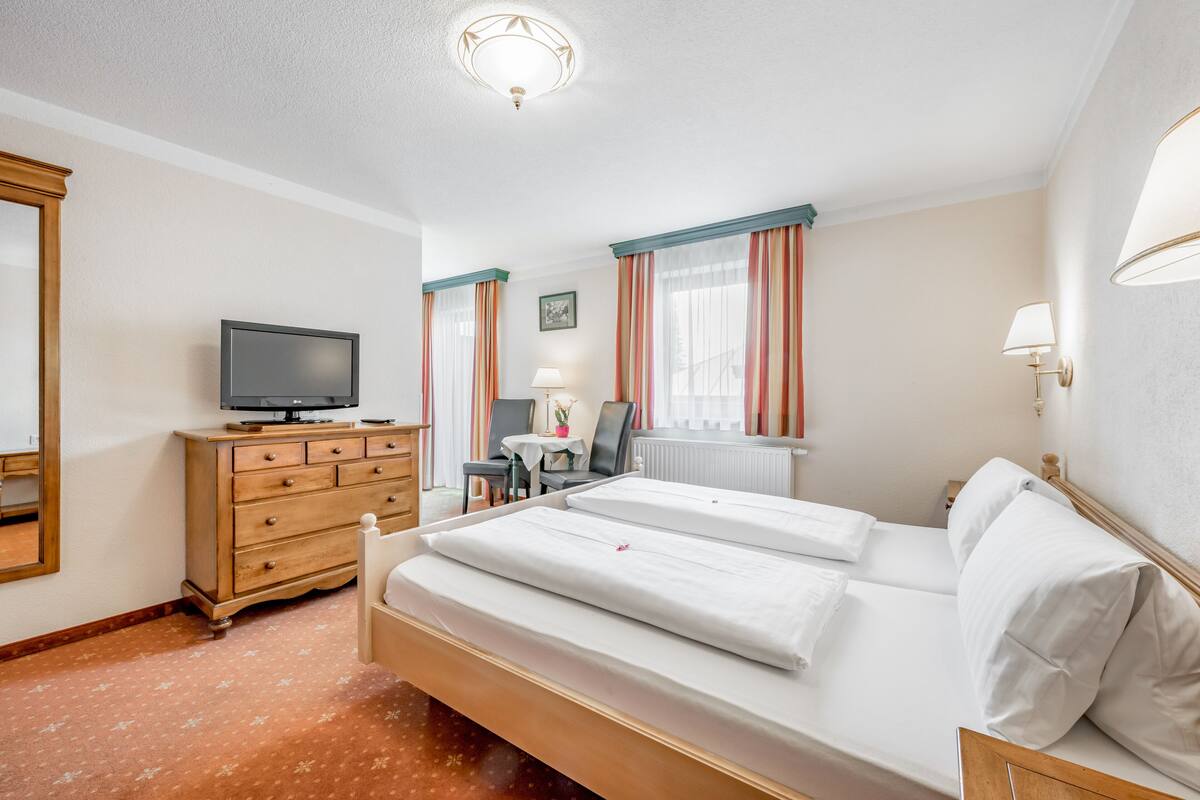 Traditional Double Room | Peralatan tempat tidur hipoalergenik, peti besi dalam bilik 