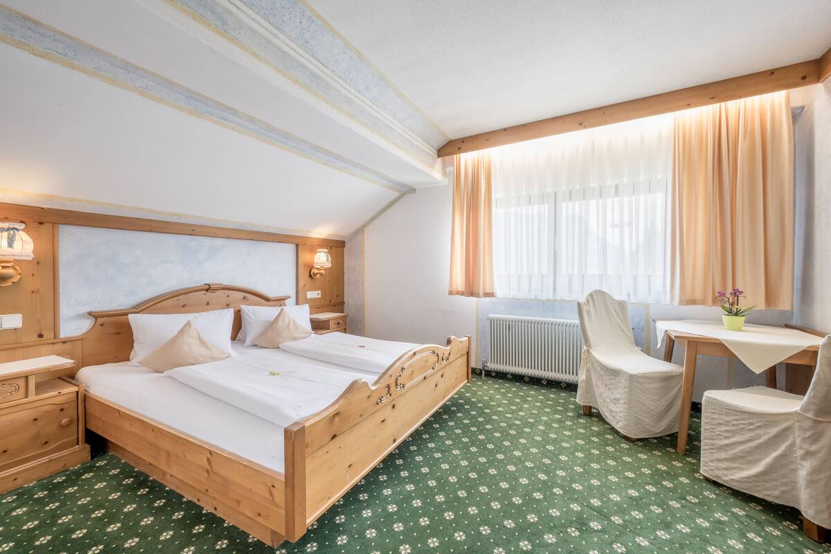 Family Quadruple Room | Peralatan tempat tidur hipoalergenik, peti besi dalam bilik 