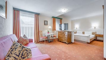 Double Room | Hypo-allergenic bedding, in-room safe, free WiFi, bed sheets