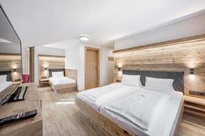 Ropa de cama hipoalergénica y caja de seguridad en la habitación