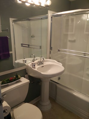 Badewanne, Haartrockner, Handtücher, Shampoo