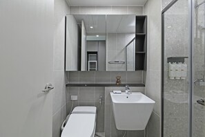 Family Suite, Ocean View | Bathroom | Shower, hair dryer, bidet, towels - ElMomento Osiria (Busan)