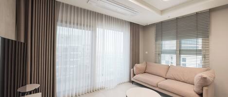 Family Suite, Partial Ocean View | Living area