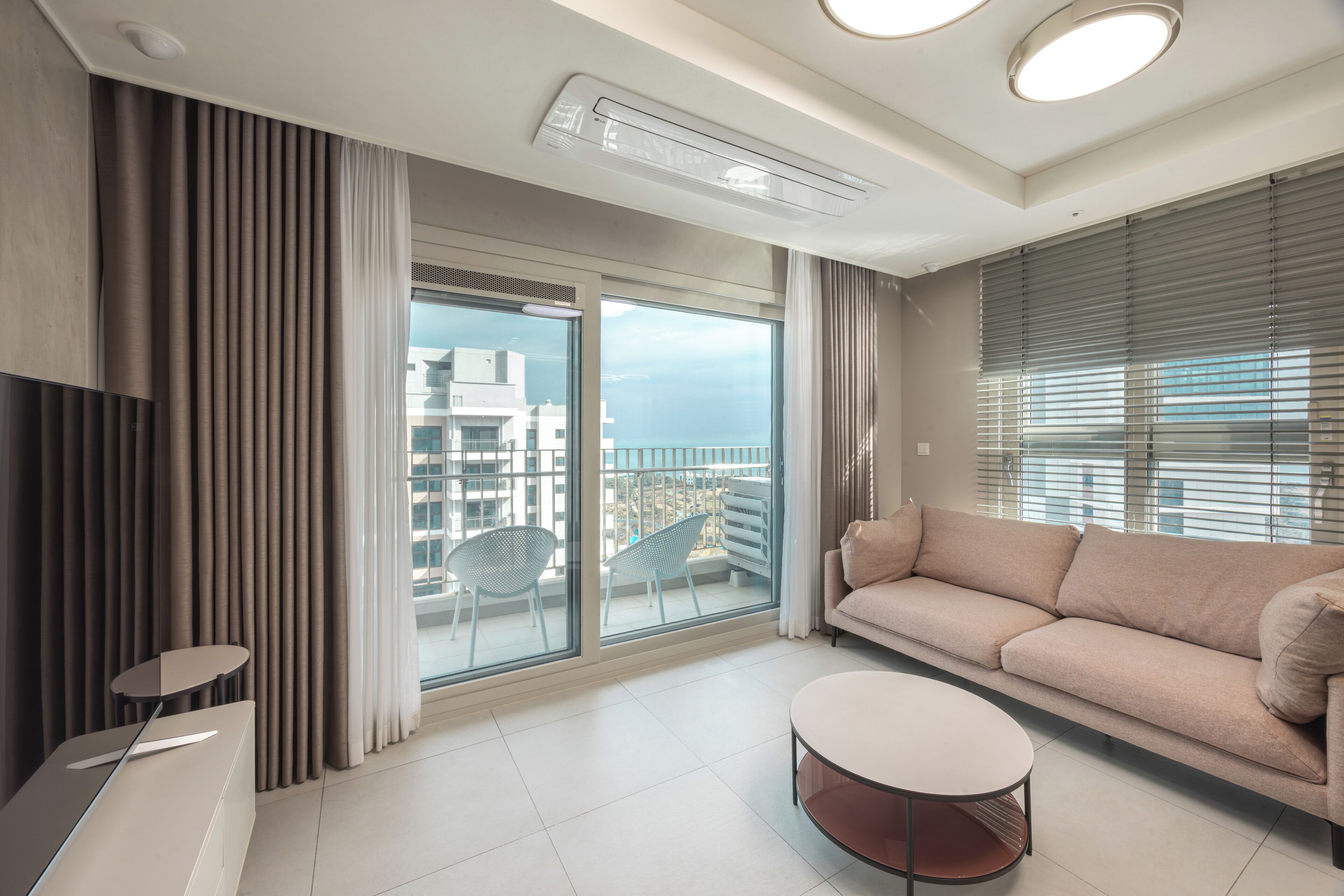 ファミリー スイート パーシャル オーシャン ビュー | リビング エリア | 65 インチのテレビ (デジタル放送視聴可)