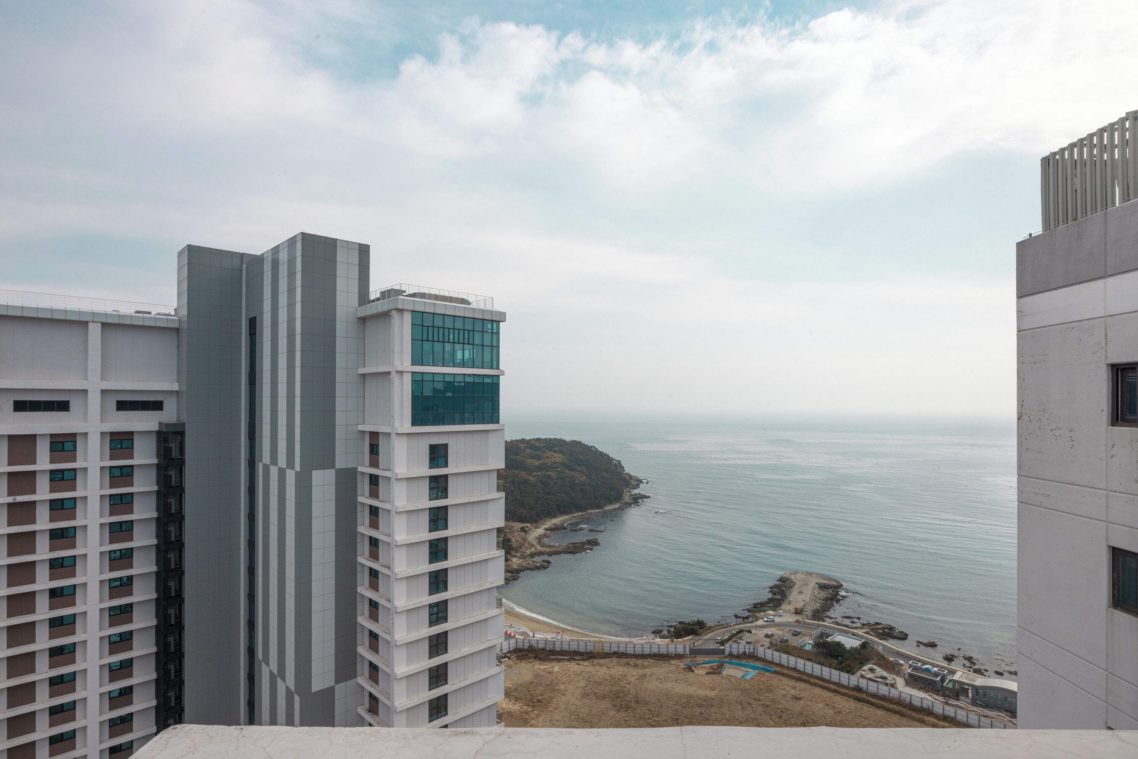 Un edifici alt amb vistes a la costa i l'oceà.