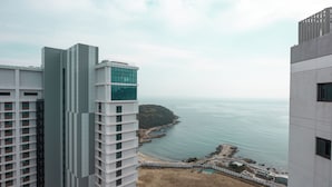 Un immeuble de grande hauteur offrant une vue sur la mer et une plage.