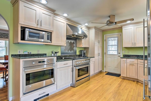 Fridge, microwave, stovetop, dishwasher