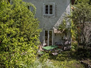 المنطقة المحيطة بالمنشأة