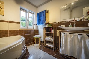 Baignoire, sèche-cheveux, serviettes fournies