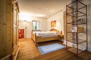 2 عدّة غرف نوم وملاءات أسرّة