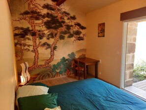 3 bedrooms, desk, iron/ironing board, travel cot