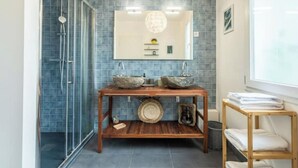 A bathroom with a glass shower enclosure, a wooden vanity with two sinks, and a mirror above. - In the heart of nature, property 15 minutes from Chateau de Chambord! (La Ferté-Saint-Cyr)