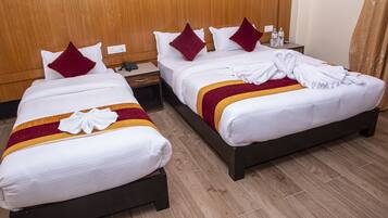 Deluxe-Doppel- oder -Zweibettzimmer | Hochwertige Bettwaren, Schreibtisch, Bettwäsche