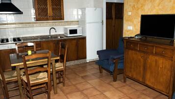 Kühlschrank, Mikrowelle, Herdplatte, Wasserkocher mit Kaffee-/Teezubehör