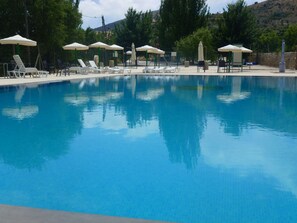 Una piscina al aire libre
