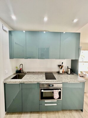 Kjøleskap, mikrobølgeovn, ovn og oppvaskmaskin