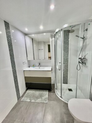 Shower, hair dryer, towels, shampoo