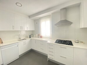 Een koelkast, een oven, een kookplaat, een vaatwasser