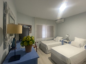 3 slaapkamers, een strijkplank/strijkijzer, gratis wifi, beddengoed