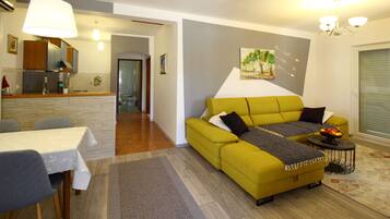 Leilighet (One Bedroom Apartment with Balcony) | Oppholdsrom | TV