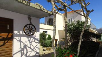 Apartment (One Bedroom Apartment with Balcony) | BBQ/picnic Area
