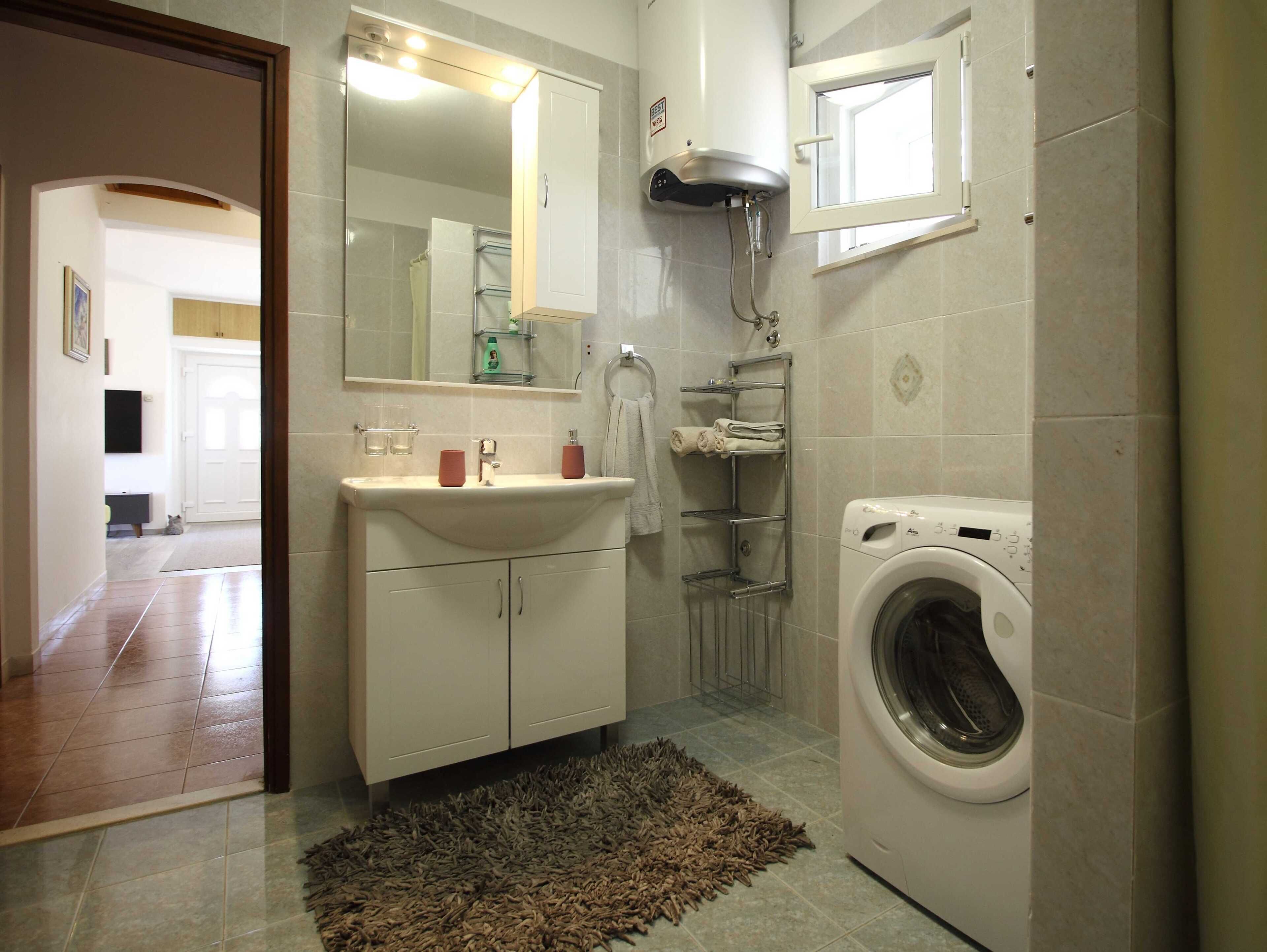 Huoneisto (One Bedroom Apartment with Balcony) | Kylpyhuone | Suihku, pyyhkeet