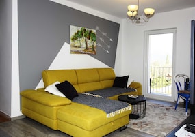 Apartamento (One Bedroom Apartment with Balcony) | Sala de estar | TV