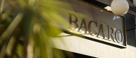 Un escaparate con el nombre "BACARO" bien visible.