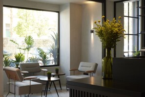 Coin salon dans le hall