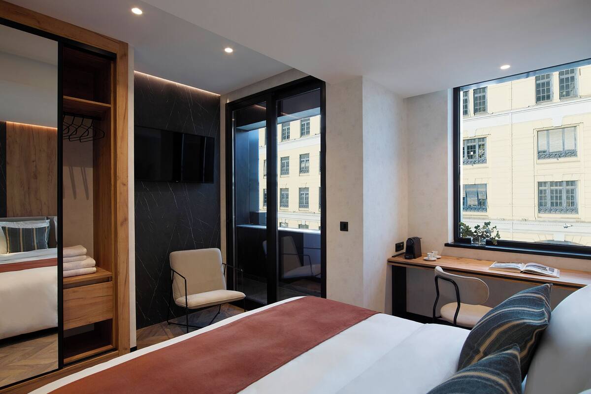 Egyptian cotton sheets, premium bedding, minibar, in-room safe